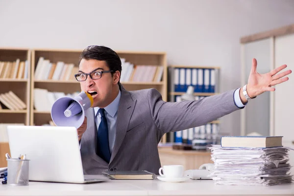 Wütender Geschäftsmann arbeitet im Büro — Stockfoto