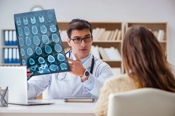 Jonge arts op zoek naar computer tomografie x-ray beeld — Stockfoto