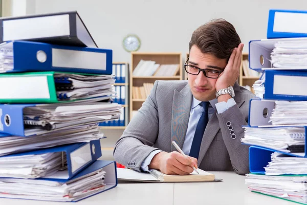 Zajęty biznesmen w stresie z powodu nadmiernej pracy — Zdjęcie stockowe