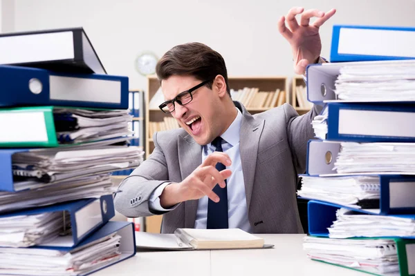 Empresário ocupado sob estresse devido ao excesso de trabalho — Fotografia de Stock