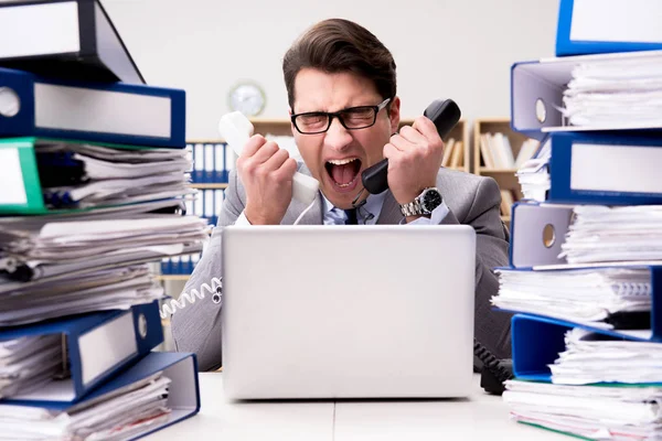 Empresário ocupado sob estresse devido ao excesso de trabalho — Fotografia de Stock