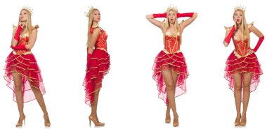 Kırmızı elbiseli kadın beyaz giyindi.