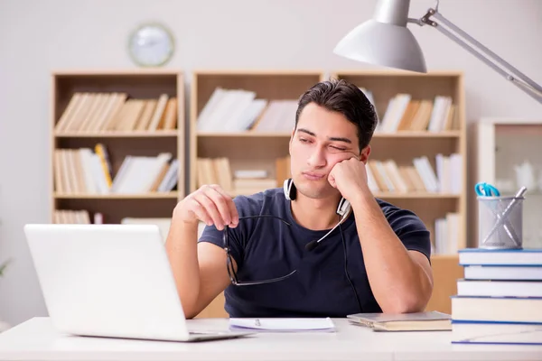 Jonge freelance werkte op de computer — Stockfoto