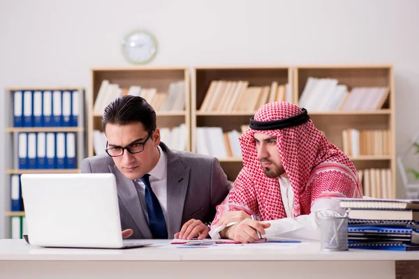 Concept d'affaires diversifié avec homme d'affaires arabe — Photo