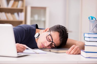 Genç serbest bilgisayar üzerinde çalışıyordu.