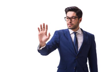 Genç işadamı beyaz izole sanal düğmelere basarak