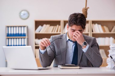 İntihar ettiği düşünülürse iflas etmiş bir işadamı.