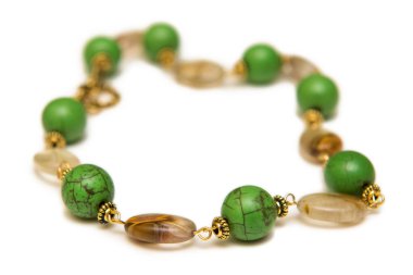 Beyaz arka plan üzerinde izole güzel zarif kolye