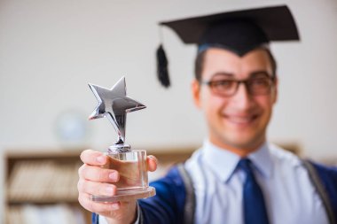 Üniversiteden mezun olan genç adam.