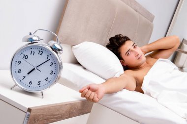 Adam sabahları uyanmakta zorlanıyor.