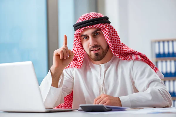 在手提电脑上工作的阿拉伯商人 — 图库照片