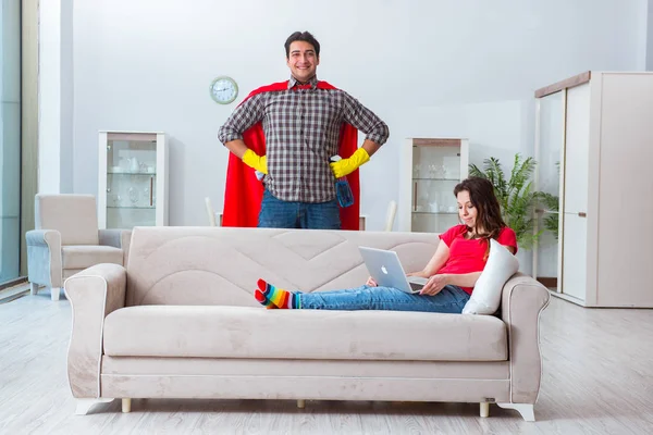 Superheld man helpt zijn vrouw thuis — Stockfoto