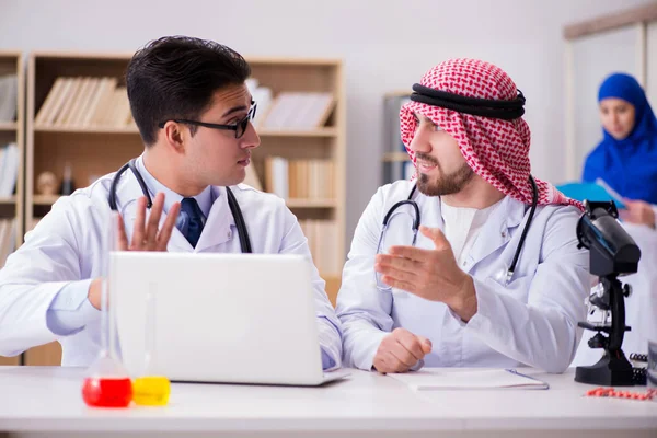 Conceito de diversidade com médicos no hospital — Fotografia de Stock