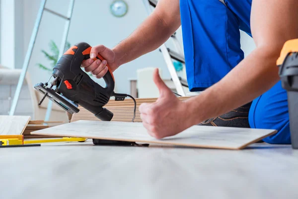 Réparateur pose stratifié plancher à la maison — Photo