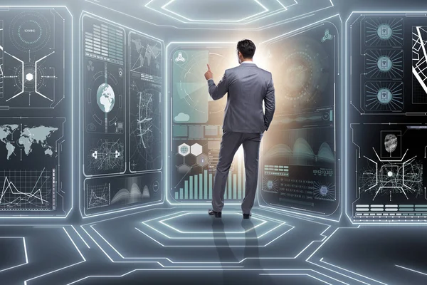 Veri madenciliğinde sanal düğmeye basan adam