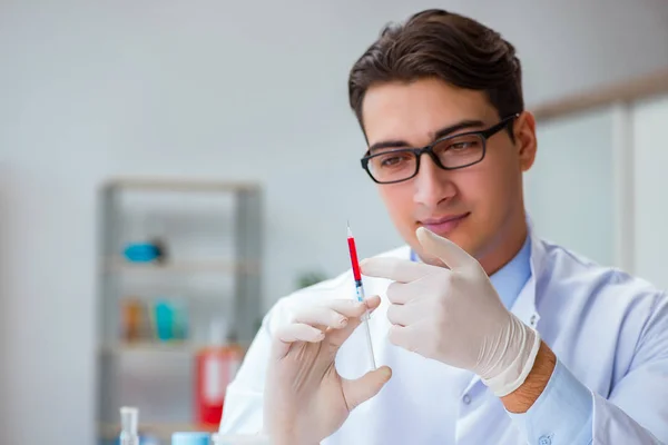 Médico que trabalha com amostras de sangue — Fotografia de Stock