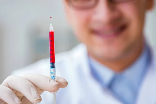 Doctor working with blood samples — Stock Photo, Image