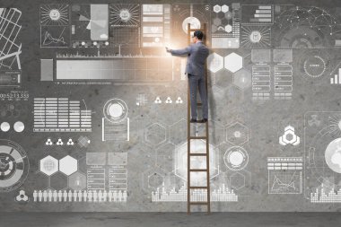 Veri yönetimi kavramında merdivendeki adam