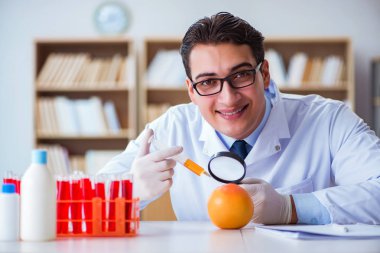 Bilim adamı organik meyve ve sebzeler üzerinde çalışıyor.