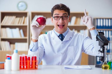 Bilim adamı organik meyve ve sebzeler üzerinde çalışıyor.