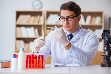 Laboratuvarda çalışan biyoteknoloji bilimcisi.