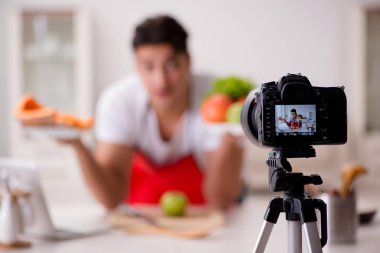 Mutfakta çalışan yemek blogcusu.