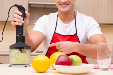 Mutfakta çalışan yakışıklı adam.