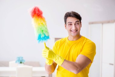 Evi temizleyen adam karısına yardım ediyor.