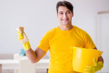 Evi temizleyen adam karısına yardım ediyor.