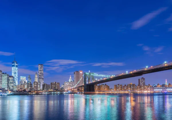 曼哈顿和布鲁克林大桥的夜景 — 图库照片