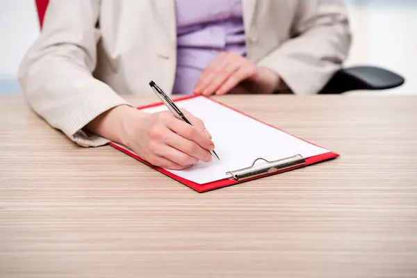 Hands taking notes in the pad — Stock Photo, Image