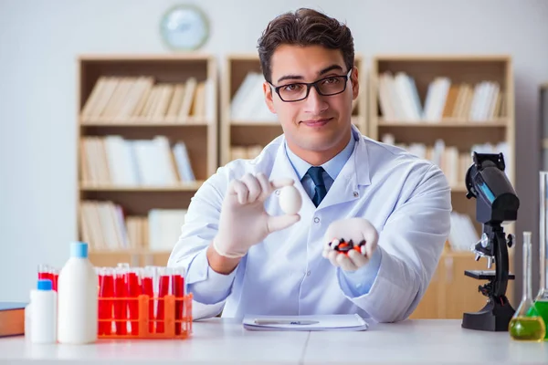 Läkare som erbjuder valet mellan friska och vitaminer — Stockfoto