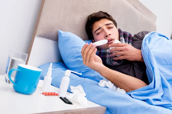 Doente doente na cama tomando medicamentos e drogas — Fotografia de Stock