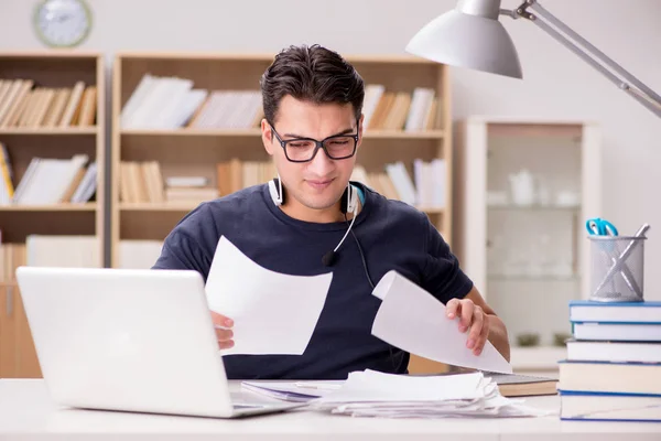 Angry man with too much paperwork to do — Stock Photo, Image