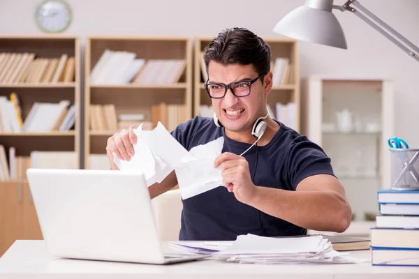 Wütender Mann zerreißt wegen Stress seine Papiere — Stockfoto