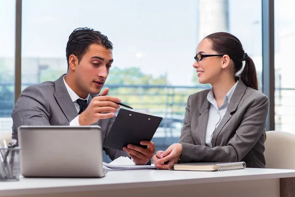 Empresarios discutiendo en la oficina — Foto de Stock