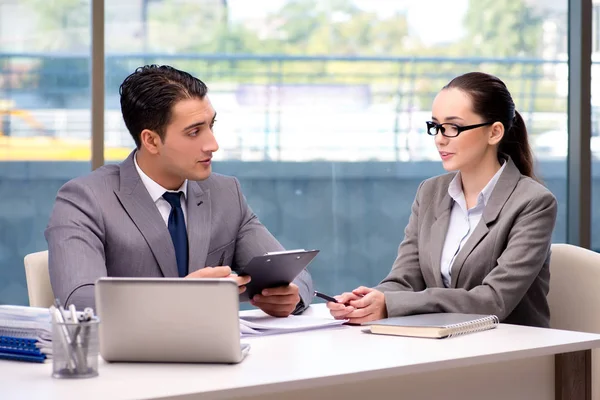 Businesspeople having discussion in the office — Stock Photo, Image