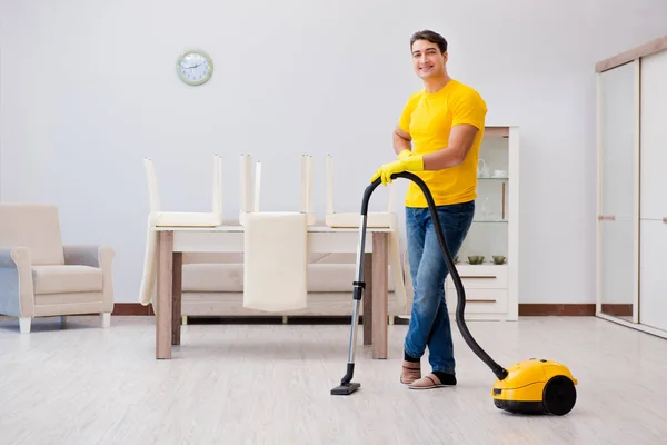 Hombre marido limpiando la casa ayudando a su esposa —  Fotos de Stock