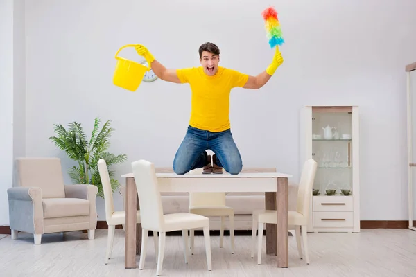 Mann Mann putzt Haus und hilft seiner Frau — Stockfoto