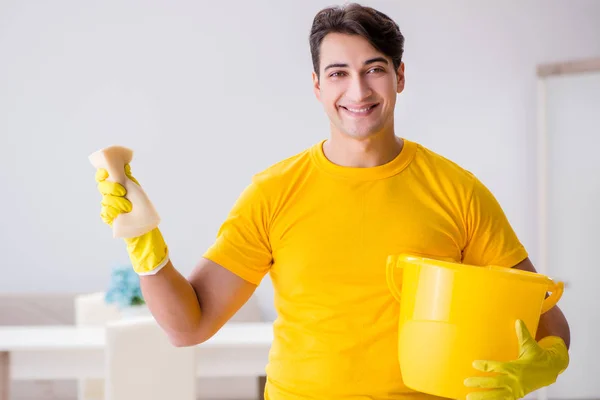 L'uomo che pulisce la casa aiutando sua moglie — Foto Stock