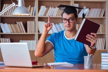 Üniversiteden mezun olan genç adam.