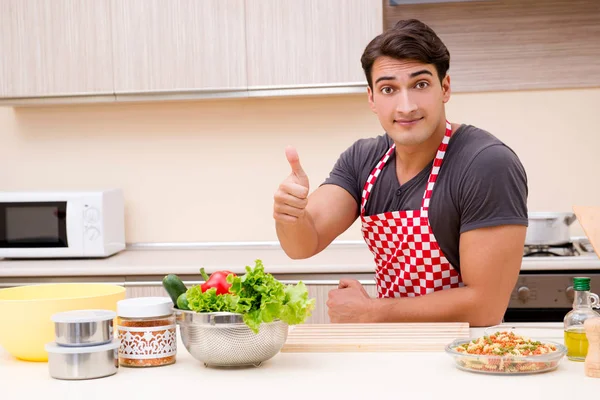 Hombre cocinero masculino preparando comida en la cocina — Foto de Stock