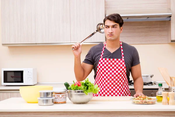 Männlicher Koch bereitet Essen in Küche zu — Stockfoto