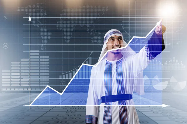 Arabischer Bisinessman arbeitet mit Diagramm — Stockfoto