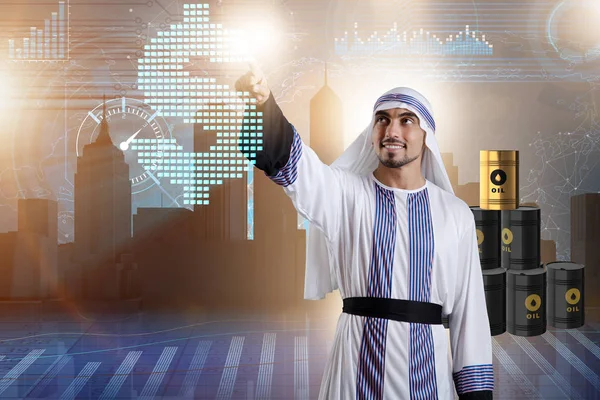 Uomo d'affari arabo nel concetto di business del prezzo del petrolio — Foto Stock