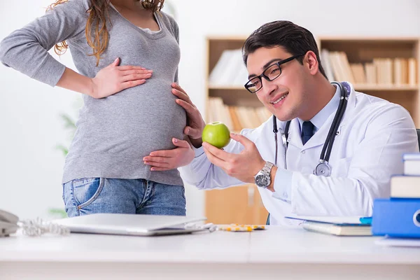 Mulher grávida visitante médico para consulta — Fotografia de Stock