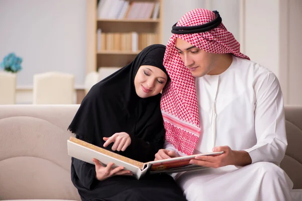 Par av arabiska man och kvinna — Stockfoto