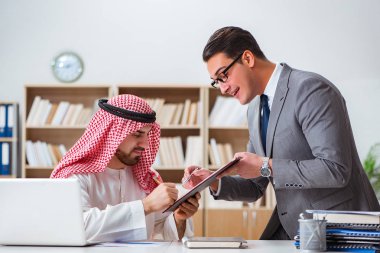 Arap işadamı ile çeşitli iş konseptleri