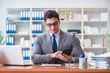 Ofiste çalışan bir işadamı.