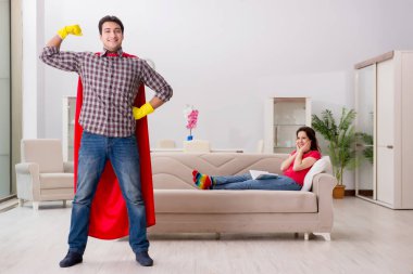 Süper kahraman koca karısına evde yardım ediyor.